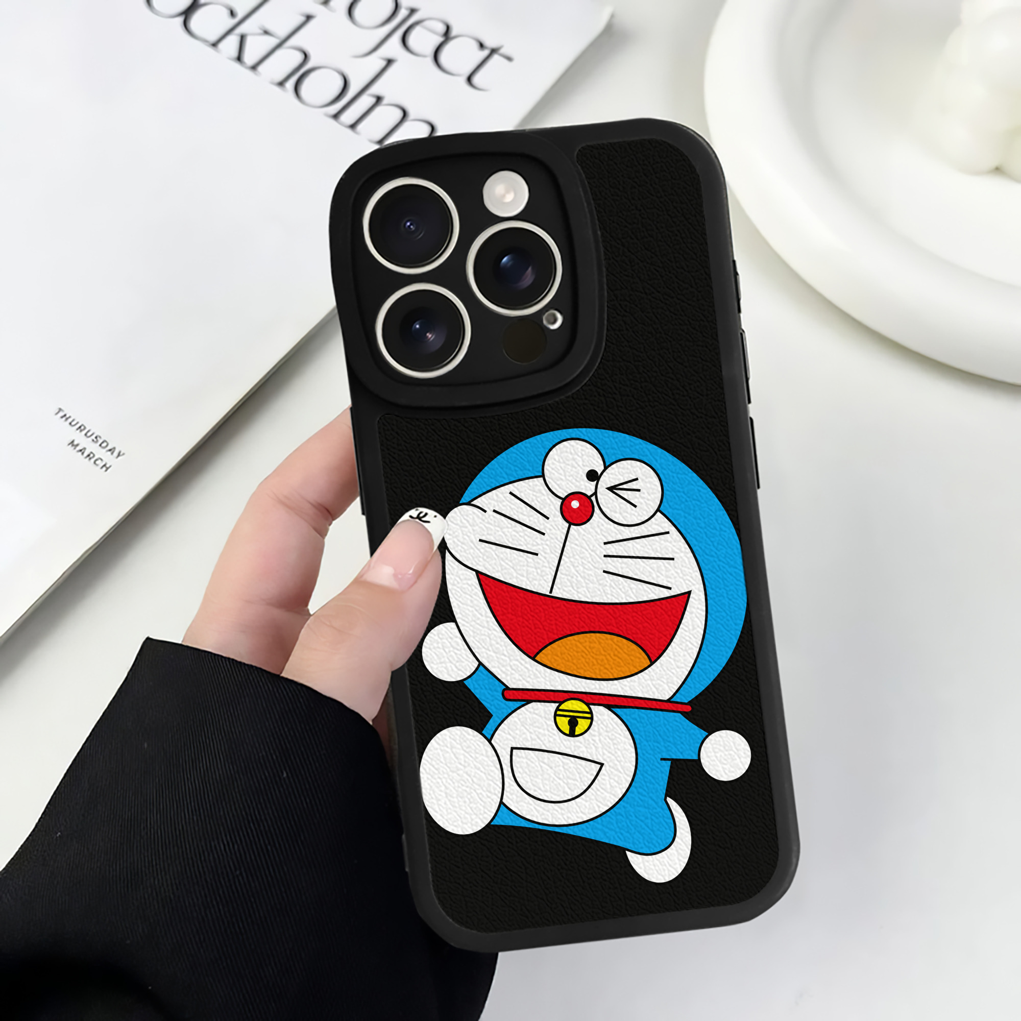 （画像用） ドラえもん Doraemon 【iPhone 16シリーズ対応】シリコンスマホケース（レザー調） 材質：シリコン